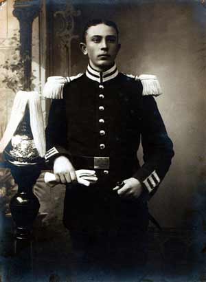 Johannes Olsson som svensk garder i 1910.jpg
