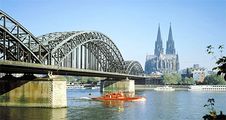 Hohenzollernbrücke med Kölner-Dom i baggrunden. Her set fra højre