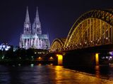 Hohenzollernbrücke med Kölner-Dom i baggrunden
