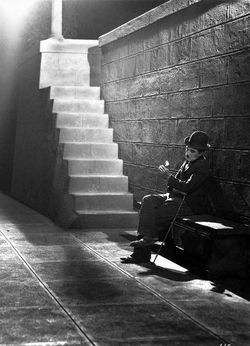 30'ernes bedste film Byens Lys er fra 1931, så de kunne godt have sparet sig alle indspilningerne 1932-39.