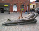 Den lumre "kom-og-ta'-mig"-statue i Odense C