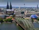 Hohenzollernbrücke med Kölner-Dom i baggrunden