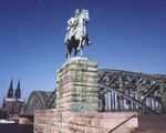 Hohenzollernbrücke med Kölner-Dom i baggrunden. Rytterstatuen kom desværre i vejen for billedet.