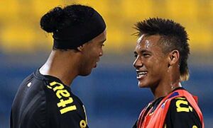 Ronni-dialoga-con-Neymar-durante-partido.jpg